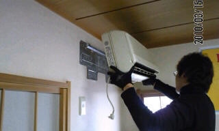 ポンプダウン後の室内機の取り外しシーン